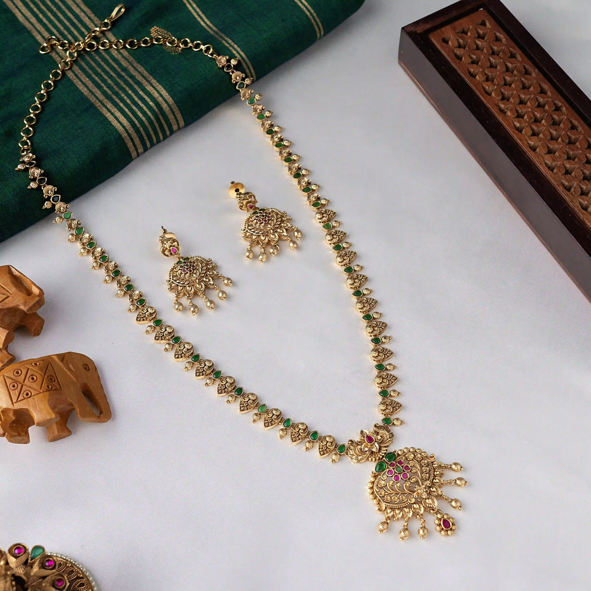 Emerald Leaf Pattern Necklace