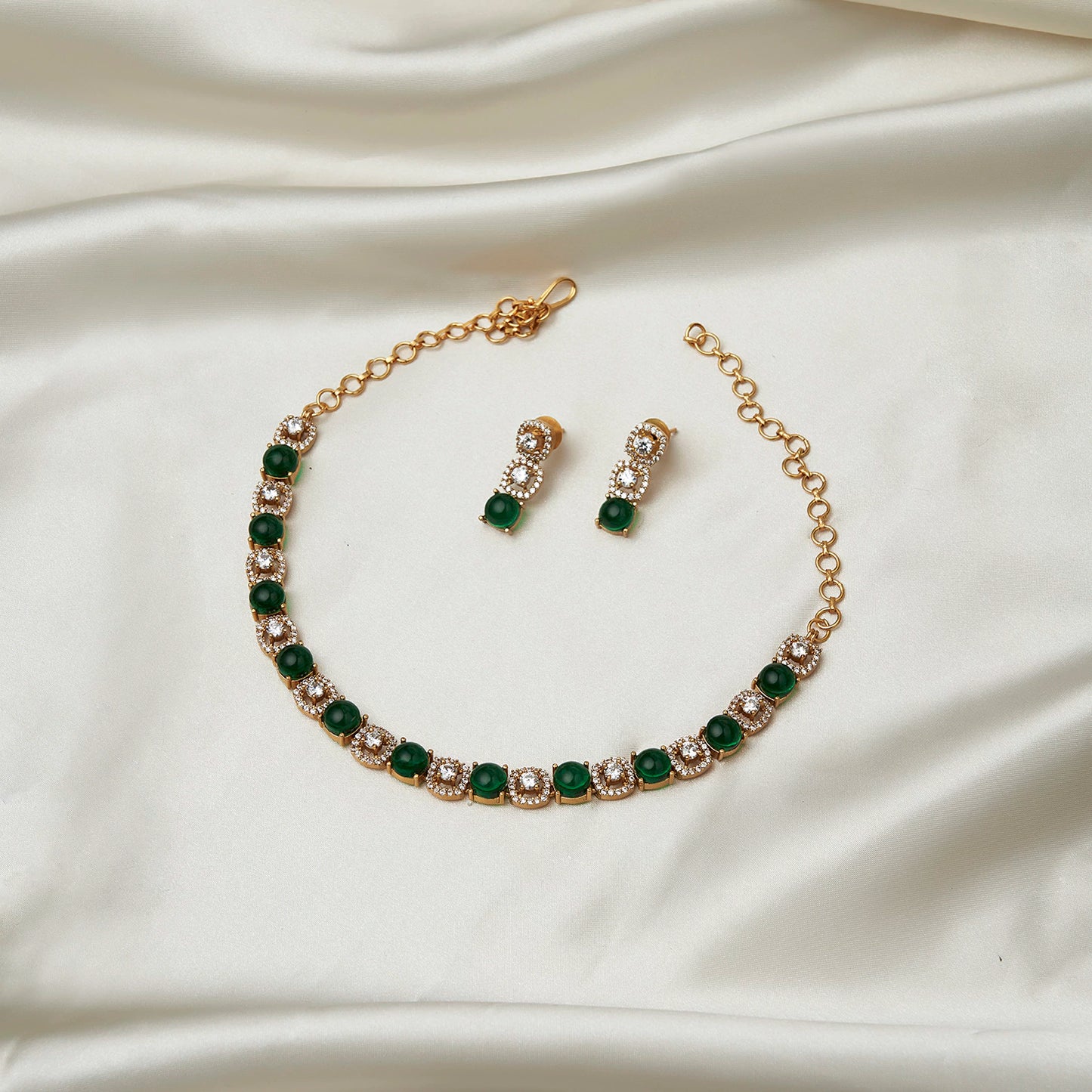 Green and White Necklace SM77208
