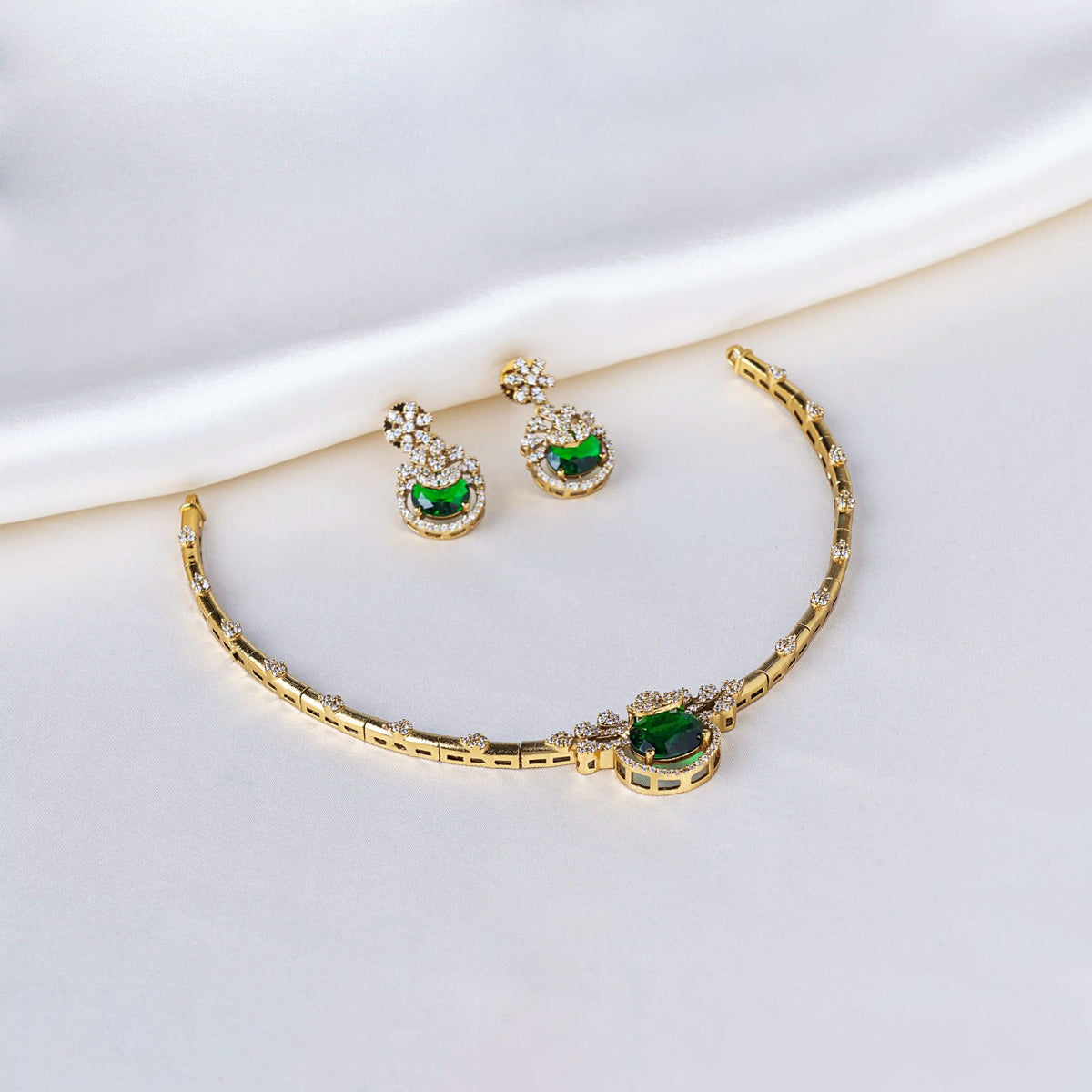 Emerald Aura Short Hasli Necklace